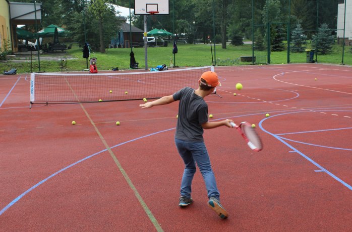 Zajęcia tenisowe na boisku wielofunkcyjnym w Parku Kopczyńskiego